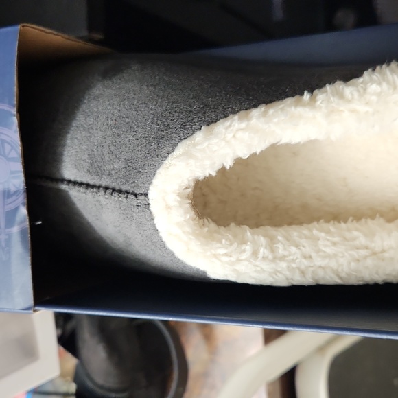Men's Slippers - Picture 2 of 4